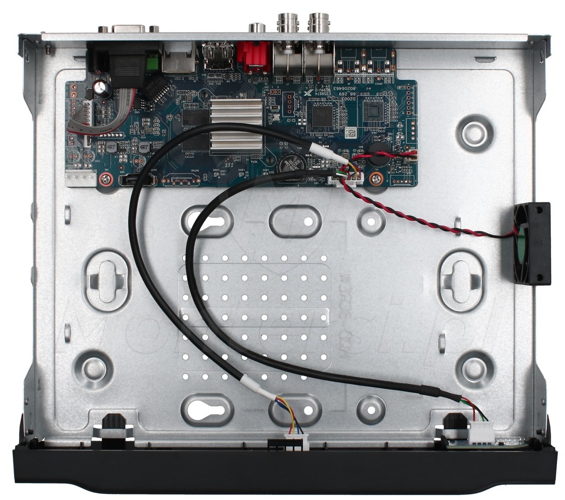 wnetrze-rejestratora-BCS-L-XVR0801-4KE-IV