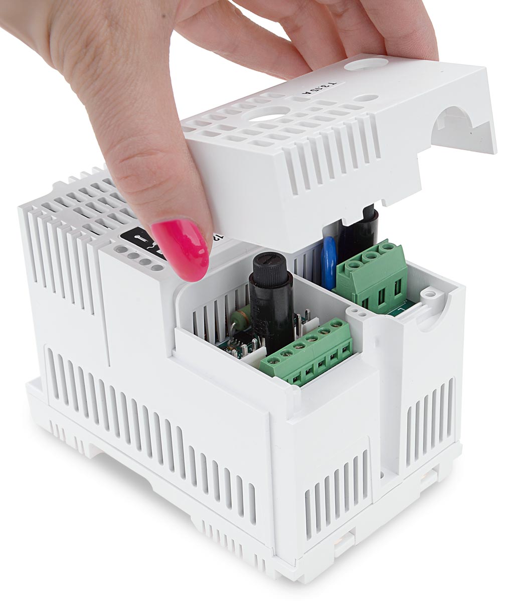 Wnętrze zasilacza buforowego APS-612