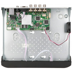 Wnętrze rejestratora IP DS-7208HUHI-K1E(S)