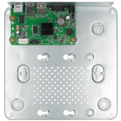 Wnętrze rejestratora IP DS-7104NI-Q1(C)