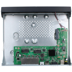 Wnętrze rejestratora IP DS-7108NI-Q1/8P/M(D)