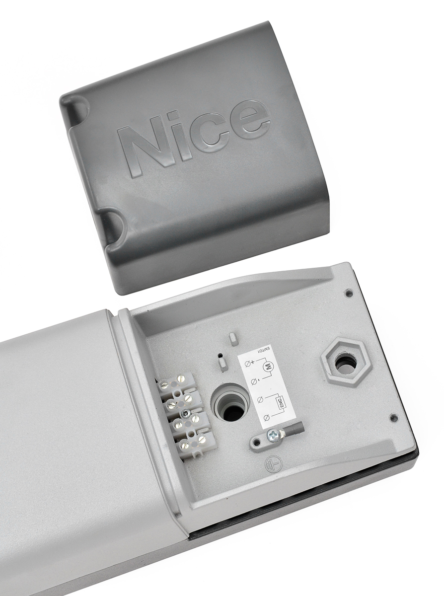 Wersja 24 V wymaga zastosowania 5 przewodów do prawidłowego połączenia - 2 zasilanie, 2 enkoder, 1 uziemienie