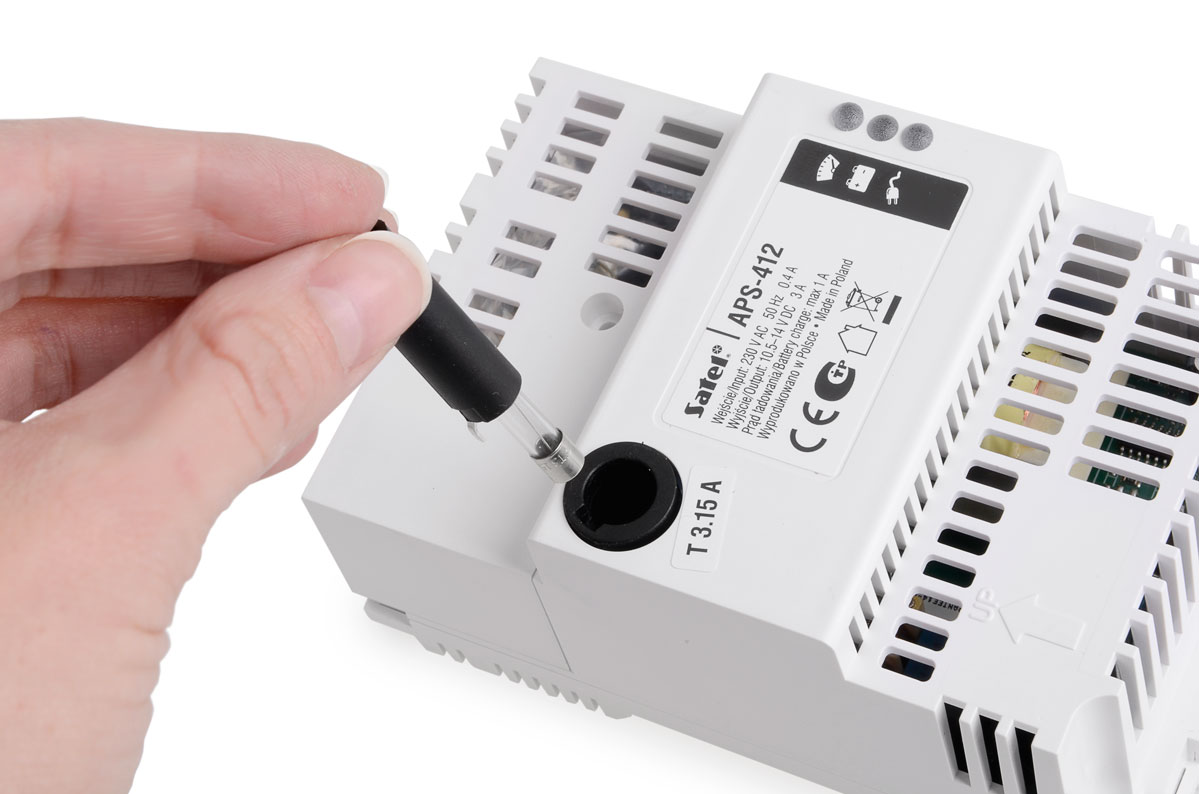 Wejście bezpiecznika APS-412